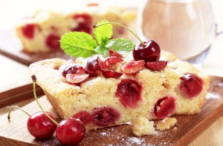 Torta di ciliegie fresche: la ricetta perfetta per la colazione estiva