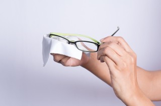 Come lavare gli occhiali per averli brillanti senza graffiarli