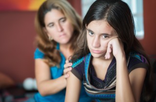 Come parlare ai figli adolescenti e comportarsi per evitare conflitti: i consigli