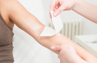 Come depilare le braccia senza ceretta a caldo se si ha la pelle sensibile