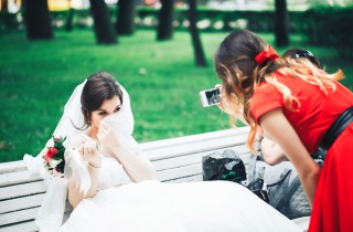 6 cose che una testimone di nozze deve avere in borsa il giorno del matrimonio