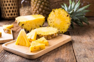 Come si taglia l'ananas: il video con i passaggi spiegati