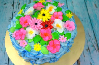 Torte a tema hawaiano con la pasta di zucchero, 5 idee per un cake design esotico