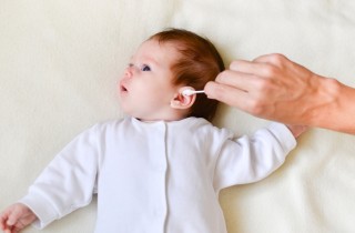 Come pulire le orecchie ai neonati, i consigli utili