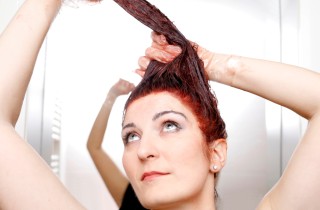 Come togliere la tinta dei capelli dalla pelle, 7 rimedi fai da te