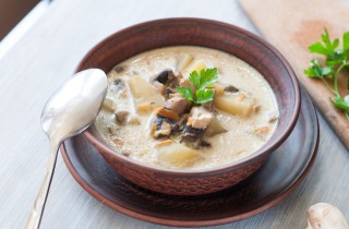 Zuppa autunnale di patate e funghi, la ricetta ottima da portare in tavola