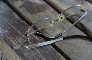 Come aggiustare l'asta degli occhiali, 2 soluzioni pratiche