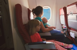 Viaggiare con i bambini: in aereo o treno?
