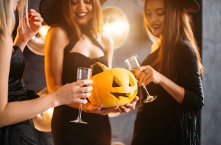 Come organizzare una festa di Halloween per adulti, dal menù all'arredo della casa