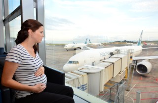 Controllo di sicurezza in aeroporto in gravidanza: body scanner e metal detector sono pericolosi?