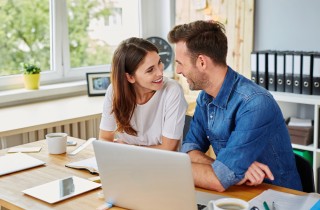 6 cose da valutare prima di iniziare una relazione con un collega