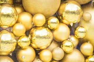 Decorazioni natalizie particolari: le palline con la foglia oro fai da te