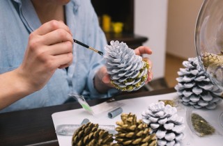 Pigne natalizie: come decorarle in modo originale con il decoupage