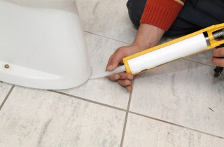 Il wc perde da sotto: la riparazione con il silicone per fermare puzza e perdita