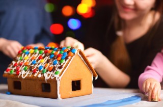 Casetta natalizia di biscotti fatta in casa, idea gustosa e d’effetto