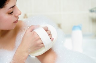 6 cose che dovresti periodicamente buttare nel tuo bagno