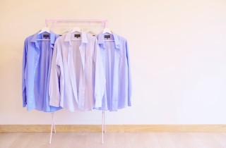 Come pulire e sbiancare i colletti delle camicie nel caso di macchie difficili