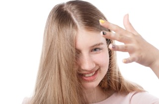 Come togliere l'elettricità dai capelli: 9 rimedi per le chiome elettrizzate