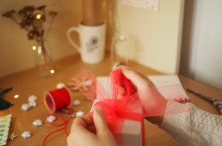 Decorazioni pacchi regalo fai da te: due idee veloci con il tulle