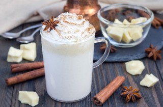 Cioccolata calda bianca: come si prepara per averla densa e cremosa