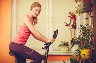 Quante calorie si bruciano in bici o con la cyclette in casa?