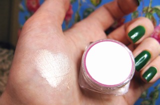 Come fare una nail art con ombretto col video tutorial facile