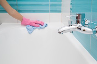 Come pulire i sanitari in 5 mosse per un bagno brillante