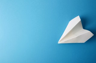 Come fare un aeroplano di carta perfetto: la spiegazione passo passo