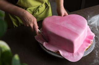 Come rivestire una torta a forma di cuore con la pasta di zucchero: tutorial e spiegazioni