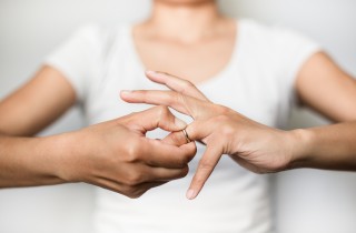 Come togliere un anello stretto dal dito: 3 rimedi
