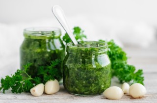 Salsa verde piacentina: la ricetta originale per insaporire il bollito