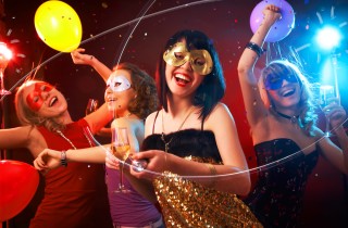 Come organizzare una festa di Carnevale per adulti in 7 mosse: checklist e idee