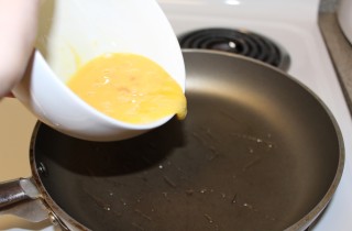 Come fare una frittata di uova e il trucco per girarla senza farla cadere