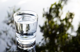 Bere acqua alcalina, quali sono i benefici?