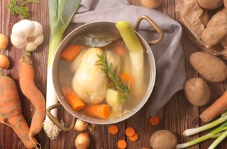 Come fare il brodo vegetale saporito: la ricetta semplice della nonna