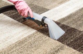 Lavaggio a secco dei tappeti: la procedura per eliminare sporco e cattivi odori