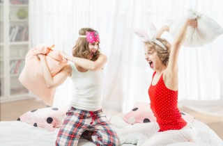 Cosa fare ad un pigiama party con le amiche: 5 idee divertenti per adulte