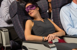 Rimedi naturali per dormire in aereo: i più efficaci da provare