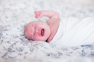 Perché i neonati si svegliano piangendo?