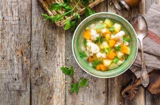 Zuppa di verdure estiva leggera e nutriente: come si prepara