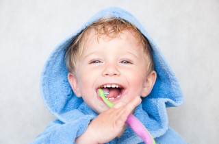 Come educare i bambini a lavarsi i denti