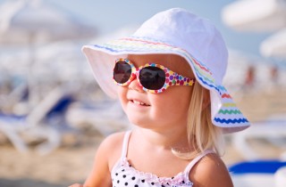Come scegliere gli occhiali da sole per proteggere gli occhi dei bambini