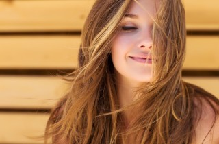 Schiarire i capelli: le tecniche più usate per una chioma a effetto estate
