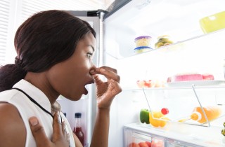 Come togliere i cattivi odori dal frigorifero: 7 rimedi