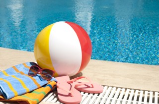 Cosa portare in piscina d’estate: la lista degli oggetti necessari