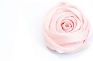 Rose di stoffa, il tutorial per boccioli di raso senza bisogno di cucire