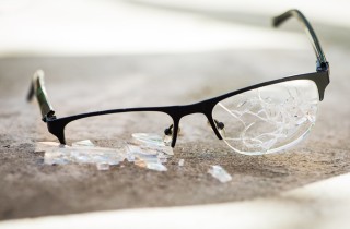 Sognare occhiali rotti: il significato di questa immagine onirica