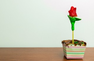 Come fare una rosa con una fragola per le decorazioni dei dolci