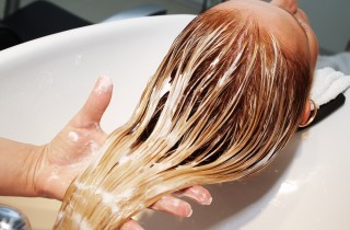 Come sfruttare le proprietà degli shampoo schiarenti