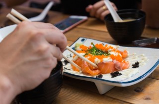 Come mangiare con le bacchette sushi e cibo asiatico